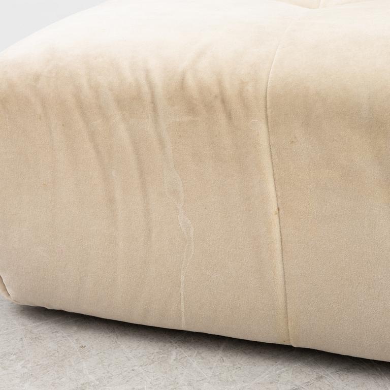 A modular "Rosso" sofa, Layered.