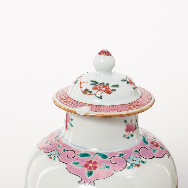 Vas med lock, porslin. Qingdynastin.