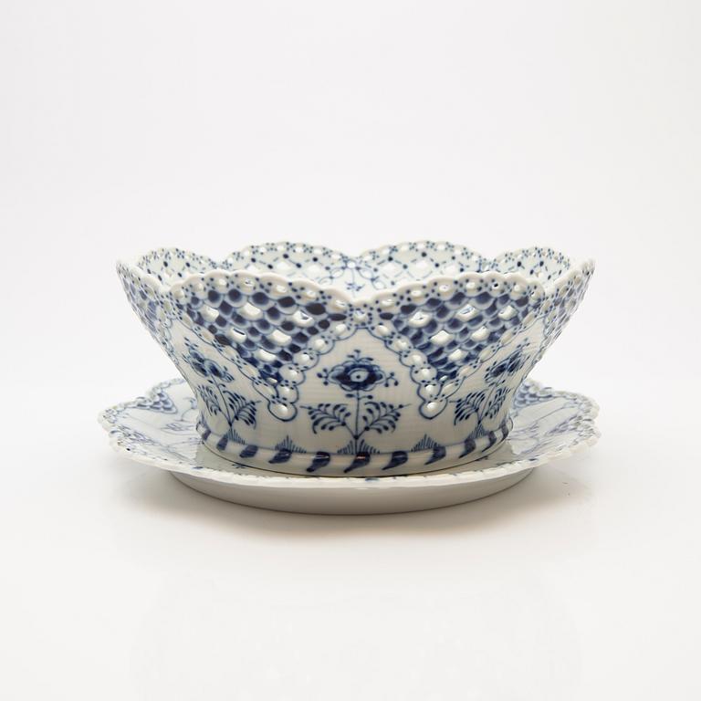 Fruit bowl / compote with underplate, porcelain, "Musselmalet helblond", Royal Copenhagen, model 1061 and 1062, 1966-1974.