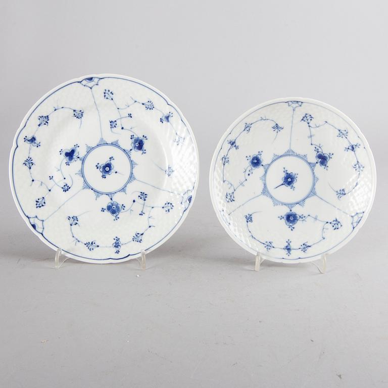 A 26 pcs Musselmalet tea service  from Bing & Gröndahl Denmark later part of the 20th century.