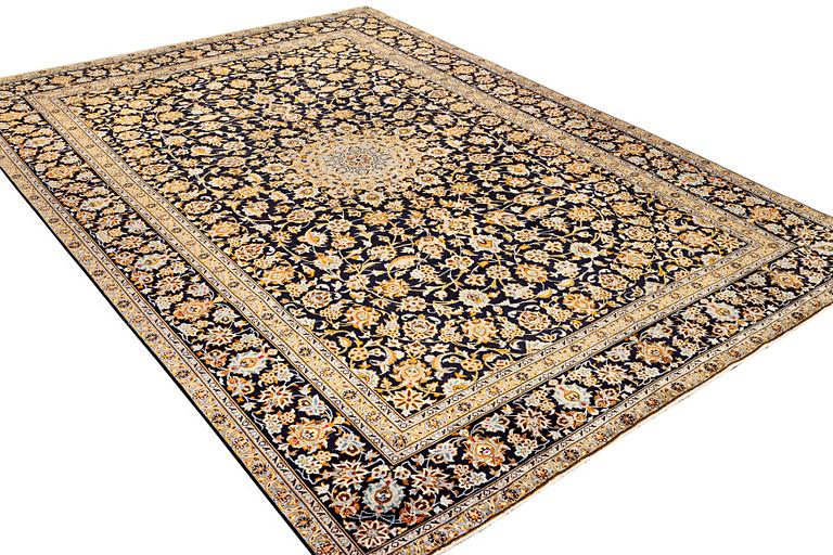 A Kashan carpet, a. 405 x 290 cm.