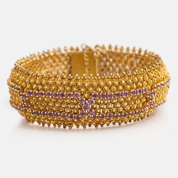 An 18K gold bracelet with pink sapphires ca. 15.0 ct in total.