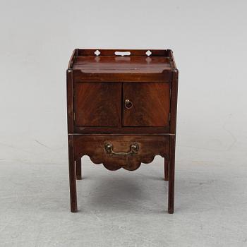 A mahogany bedside table from around the year 1900.