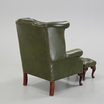 FÅTÖLJ MED FOTPALL, Engelsk stil, 2000-tal.