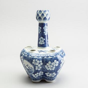 Tulpanvas, porslin. Qingdynastin, 1800-tal.