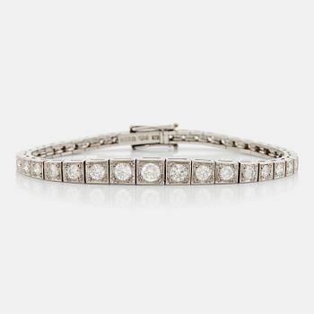 893. A platinum bracelet set with round brilliant-cut diamonds.