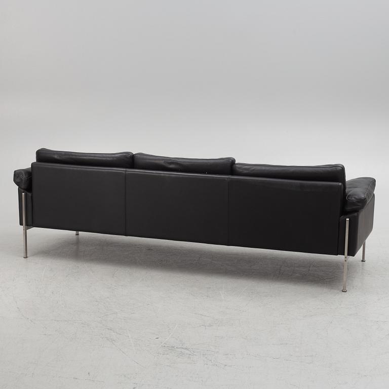 Takashi Okamura & Erik Marquardsen, soffa. "Capri 3A" Skipper Furniture.