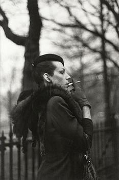 Nan Goldin, "Ivy in The Boston Garden, Boston 1973".