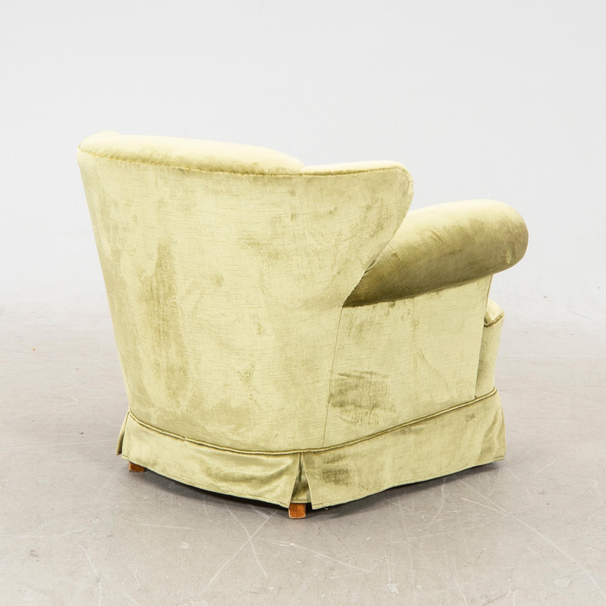 A 1940/50s armchair.
