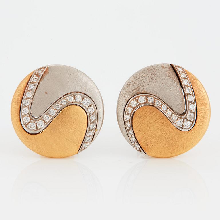 A pair of Paul Binder earrings in 18K gold and white gold set with round brilliant-cut diamonds.