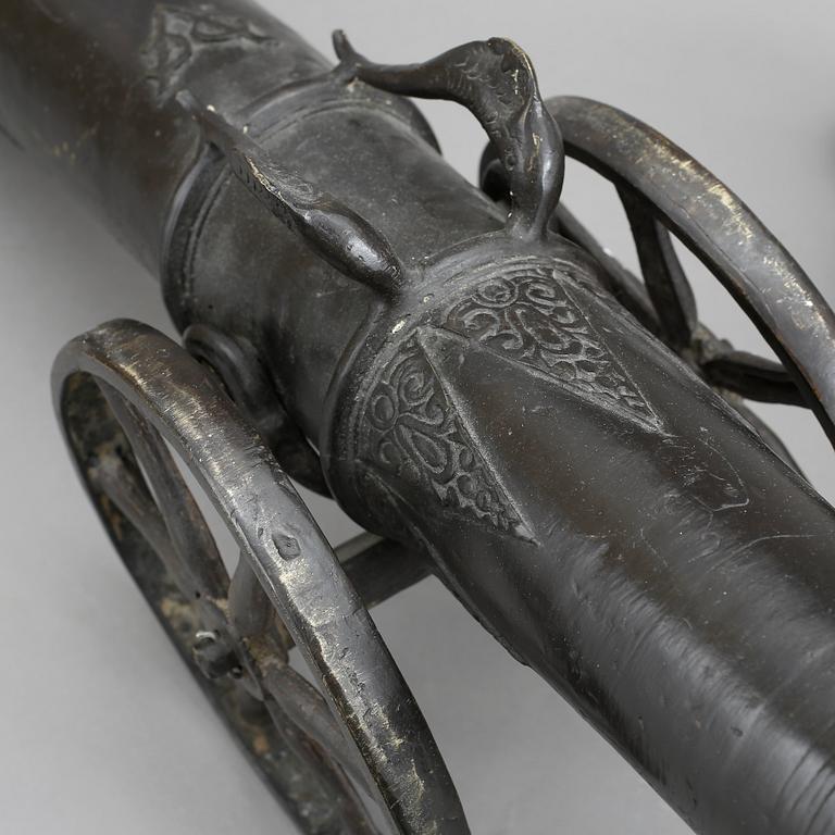 KANONER, ett par, 1900-tal.