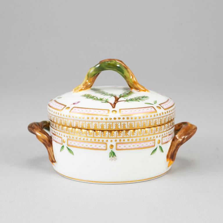 SOCKERSKÅL/LOCKASK/NIPPERASK, porslin, "Flora Danica", Royal Copenhagen, 1900-tal.