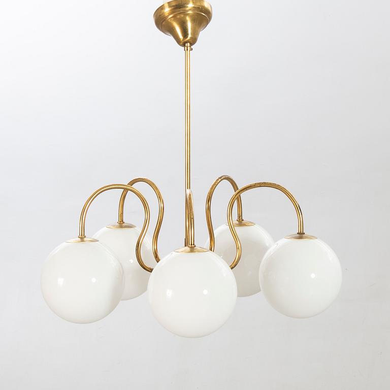 Taklampa, 1900-talets andra hälft. Mässing och glas.