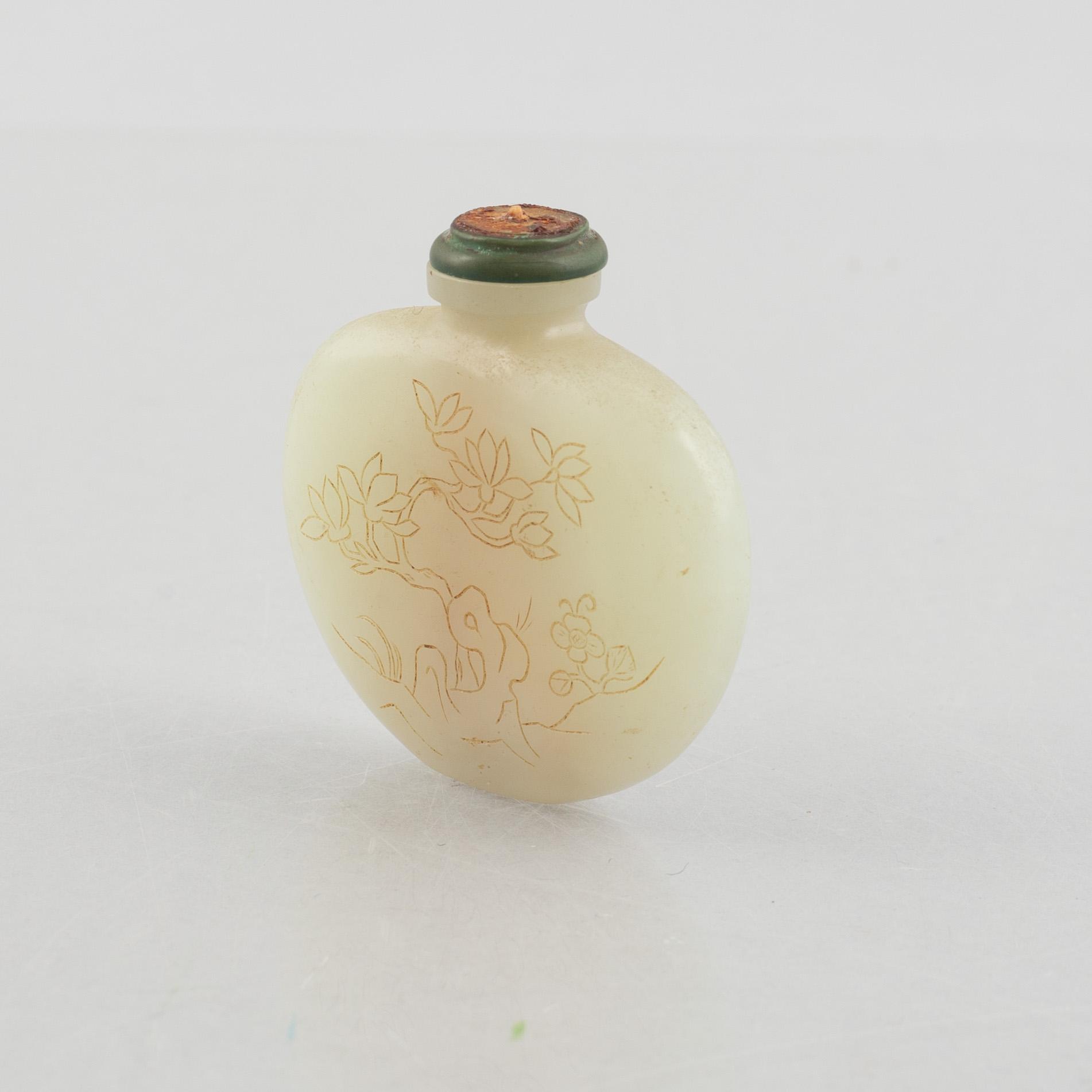 A group of three Chinese stone snuffbottles, 20th century.