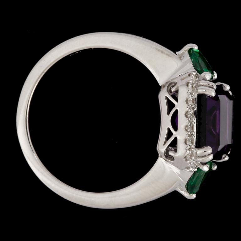 An amethyst, 4.85 cts, tsavorite, app. 1 ct and brilliant cut diamond ring, tot. 0.27 cts.