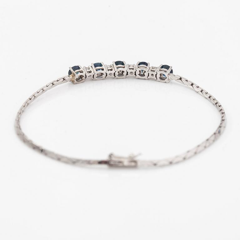 Armband, 14K vitguld, safirer, diamanter ca. 0.20 ct tot enl gravyr.