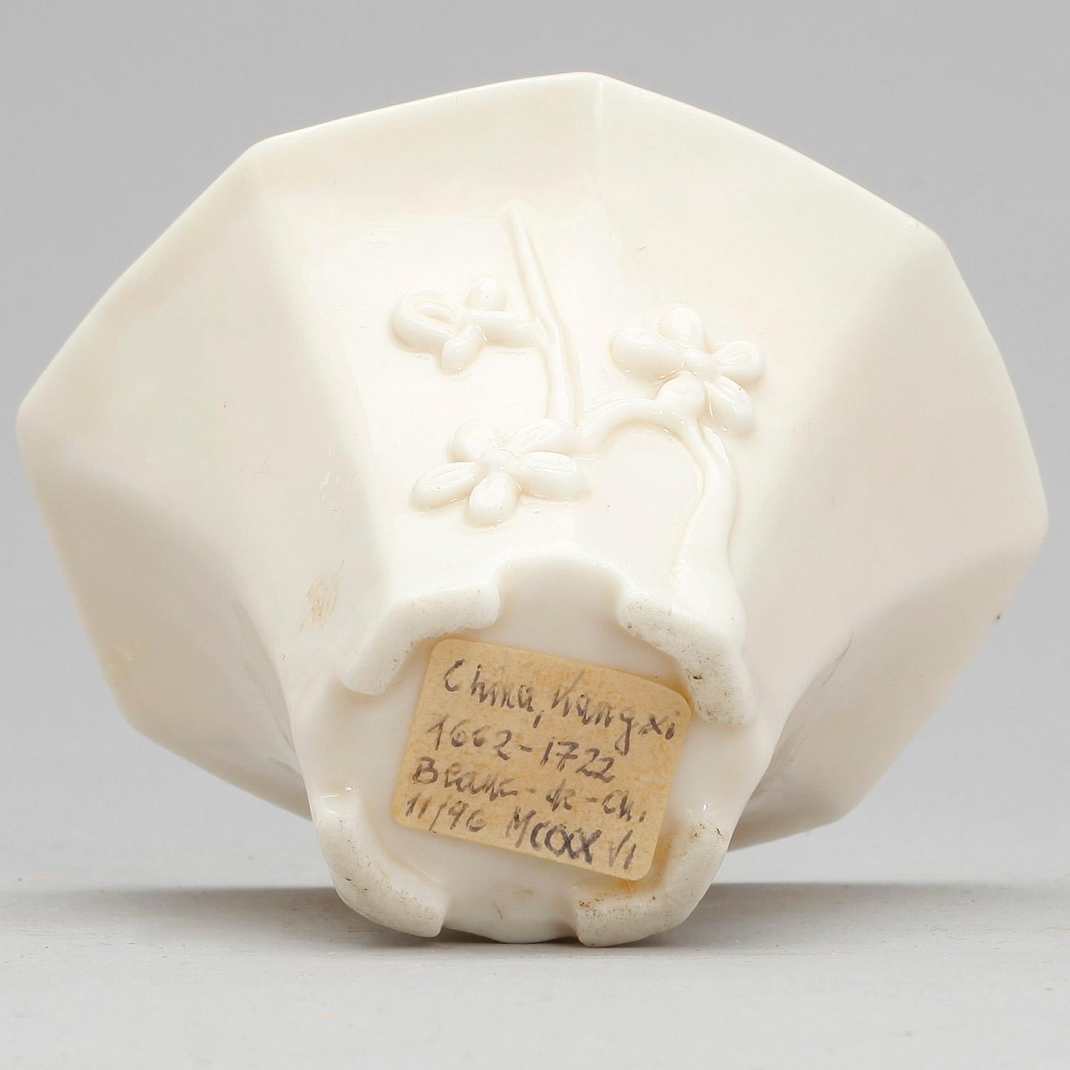 VINOFFERBÄGARE, blanc de chine. Qing dynastin, sannolikt Kangxi (1662-1722).