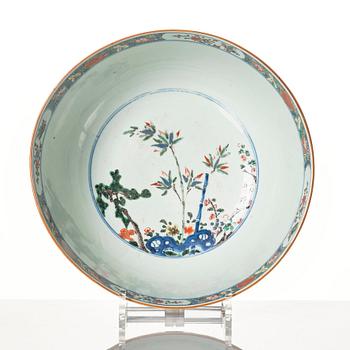 A large famille verte bowl, Qing dynasty, Kangxi (1662-1722).