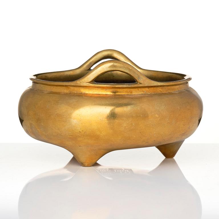 A tripod bronze censer, late Ming dynasty/early Qing dynasty.