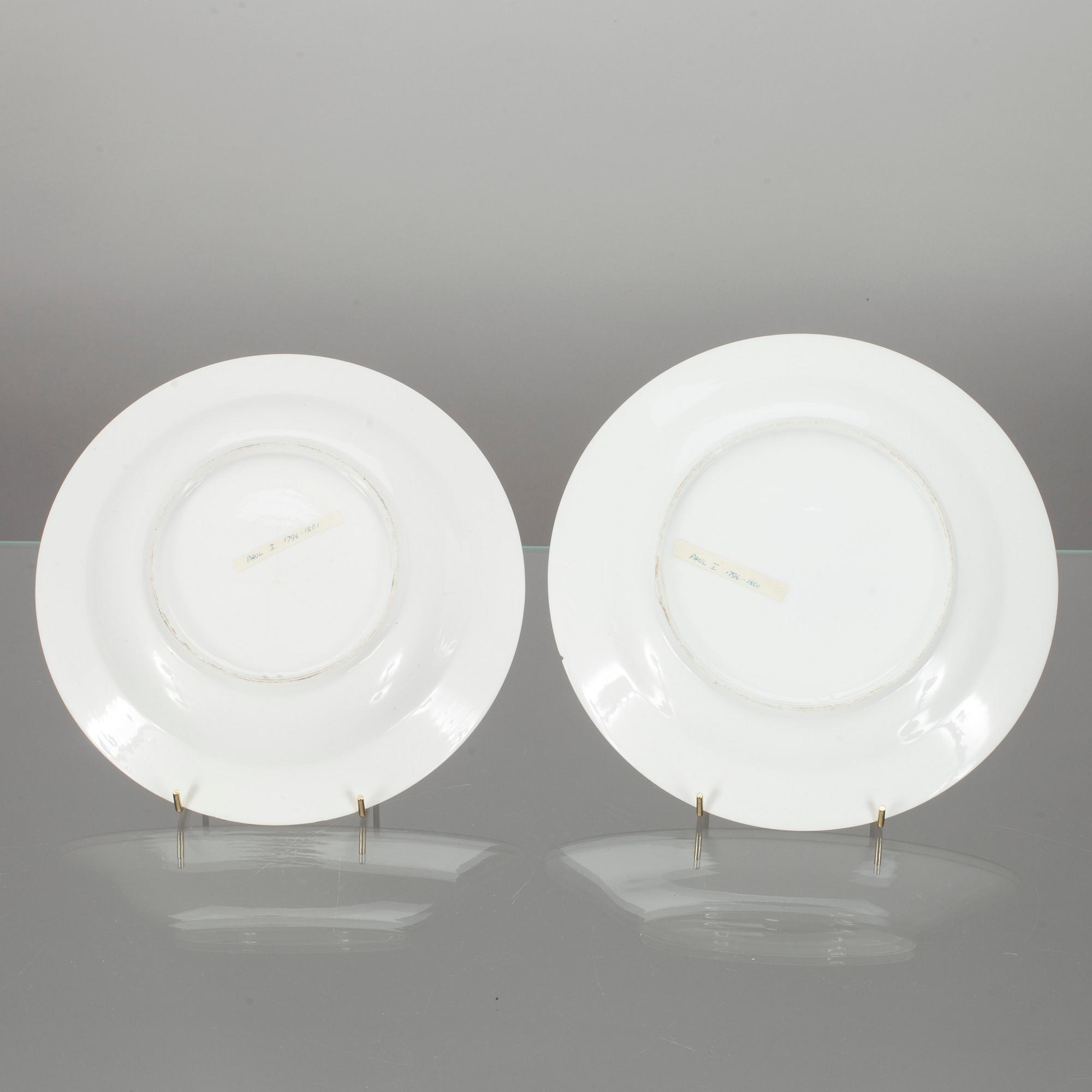 TALLRIKAR, 2 st, porslin, möjligen Ryssland sekelskiftet 1700/1800-tal.