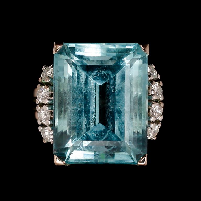 RING, 18 k vitguld, med akvamarin och briljanter.