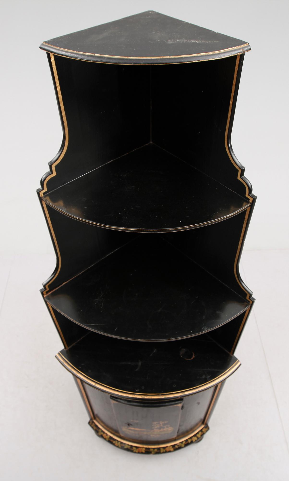 HÖRNSKÅP, delvis 1700-tal.