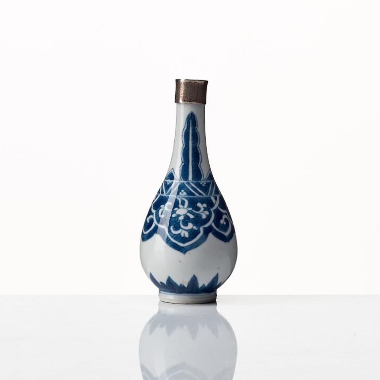 Two blue and white vases, Qing dynasty, Kangxi (1662-1722).