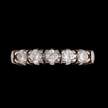 RING, 18 k vitguld med 5 briljantslipade diamanter tot 0.45 ct. enl gravyr.