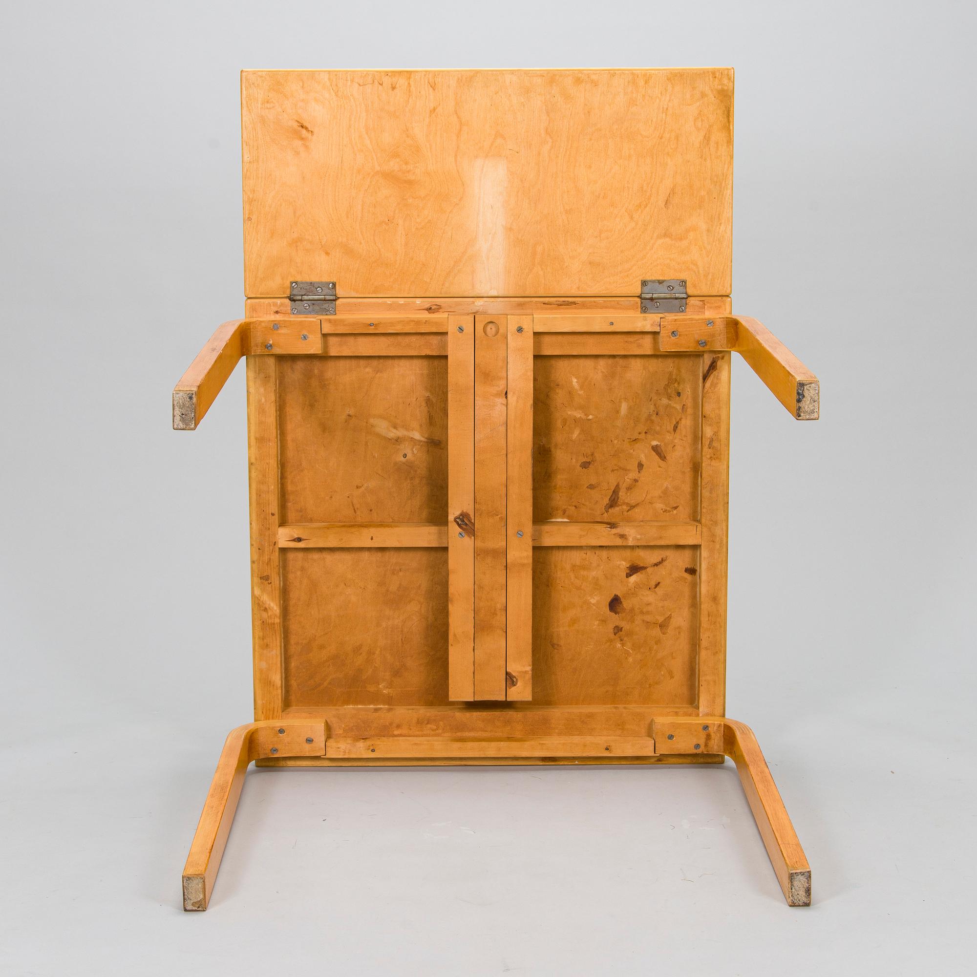 Alvar Aalto,  A mid-20th century drop leaf table. Artek Finland.