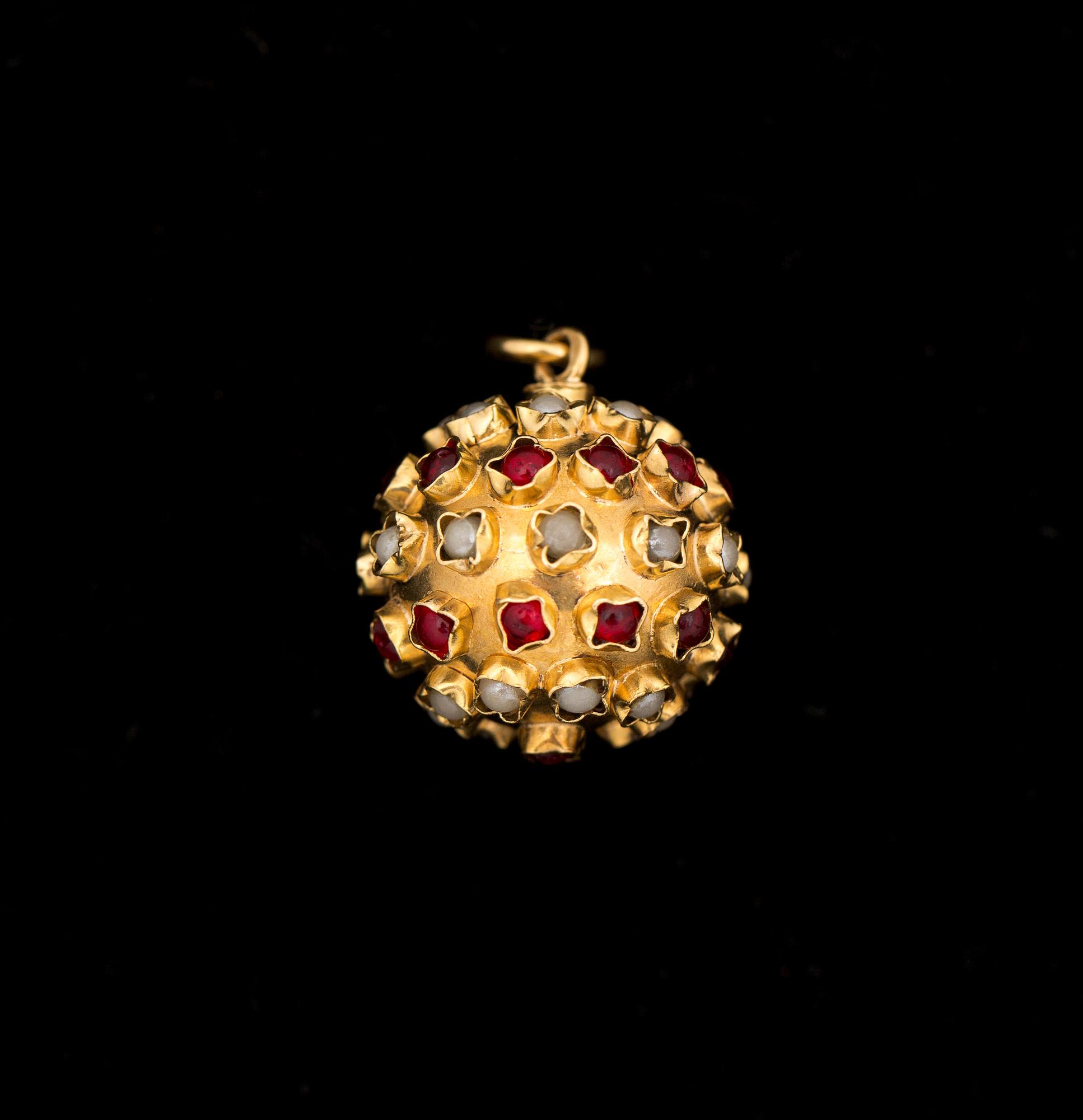 BERLOCK, 18 k guld med cabochonslipade stenar. Vikt ca 6 g.