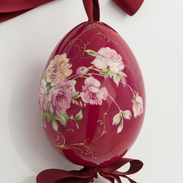 A Russian porcelain Easter egg from around the turn of the 20th Century.