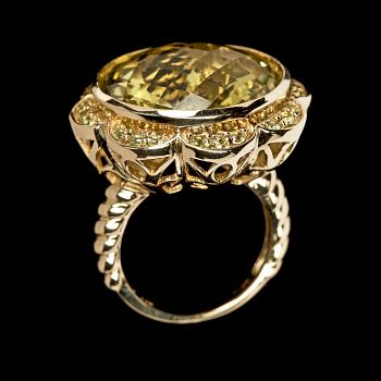 RING, fasettslipad stor citrin med små gröna peridoter runt om.
