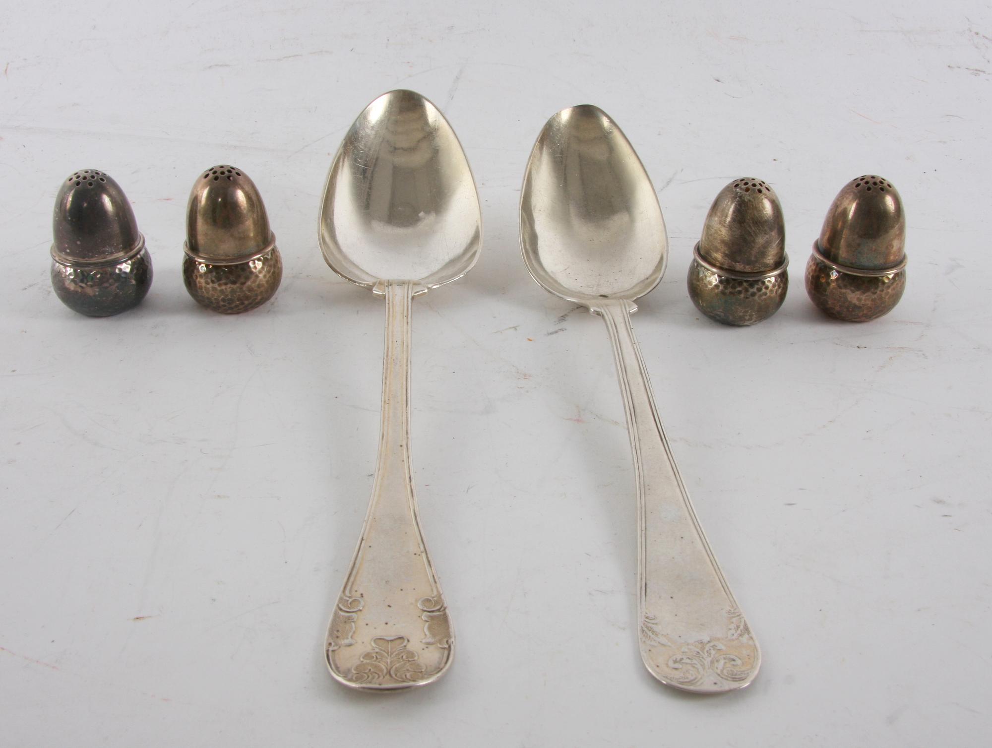 SALT- OCH PEPPARSTRÖARE, 4 st, 2 st MATSKEDAR(1800-tal), silver.