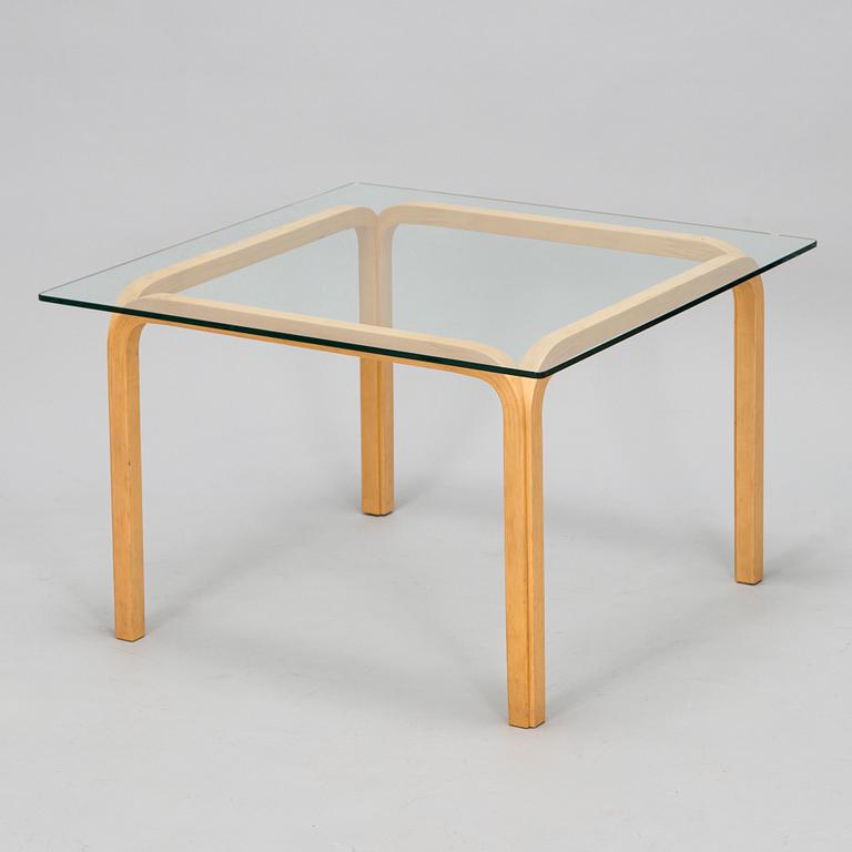 Alvar Aalto 'Y805B' coffee table for Artek 1970s.