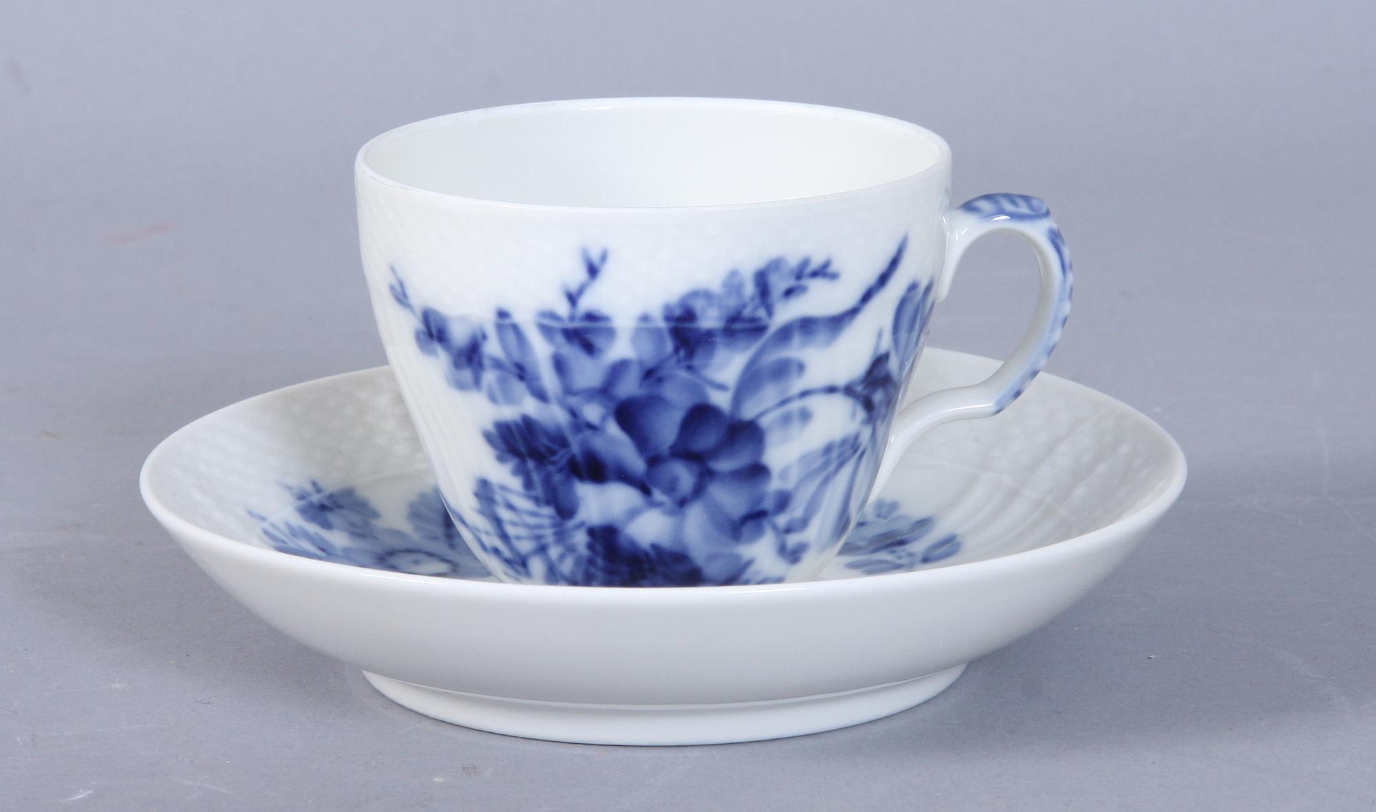 KAFFESERVISDELAR, 28 st, porslin, "Blå blomst", Kongl Dansk, 1900-talets andra hälft.