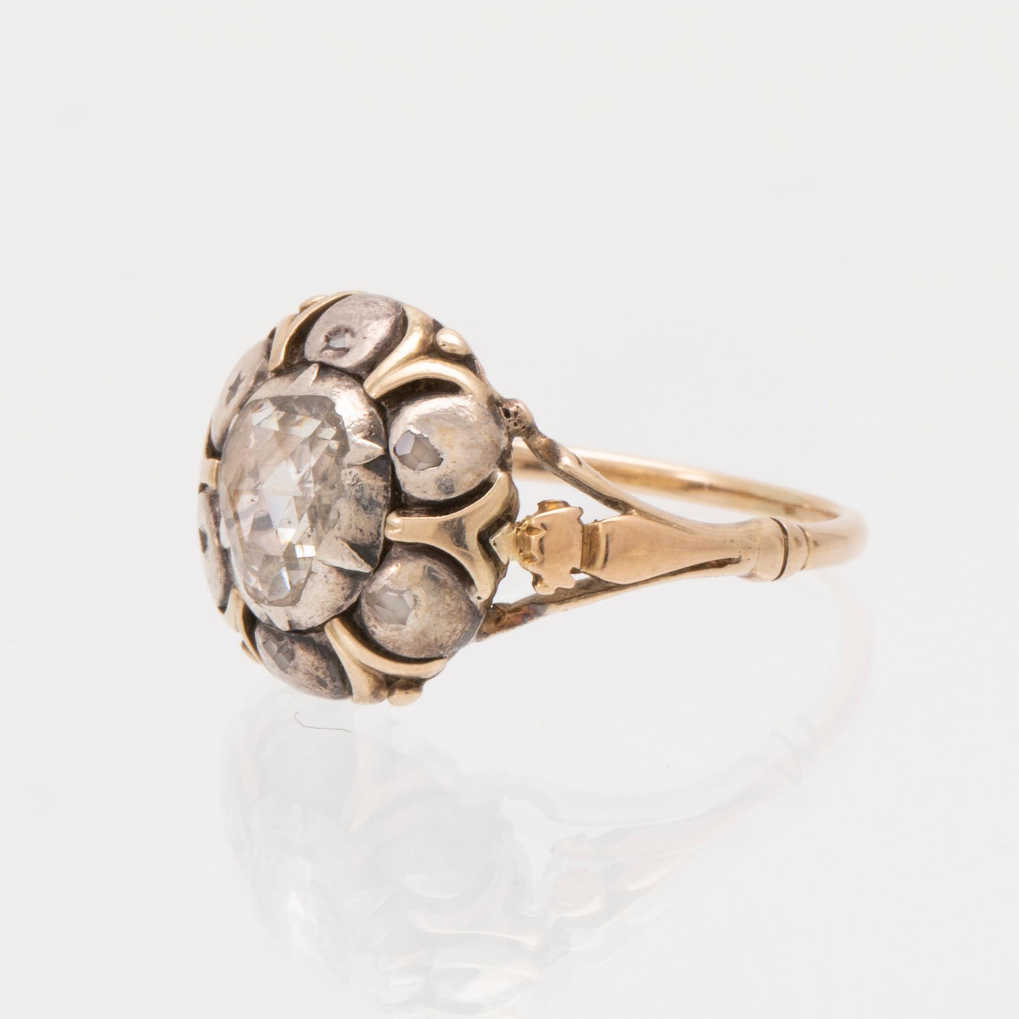 An 8K white and red gold ring set with rose cut diamonds.