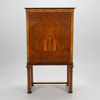A 1930 cabinet manufactured by Hovleverantör Otto Wrellings Verkstäder Umeå.