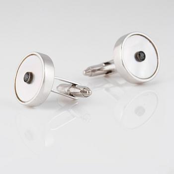 MANSCHETTKNAPPAR, 18K vitguld med briljantslipade svarta diamanter ca 0.04 ct samt pärlemor. Vikt 9,1 gram.