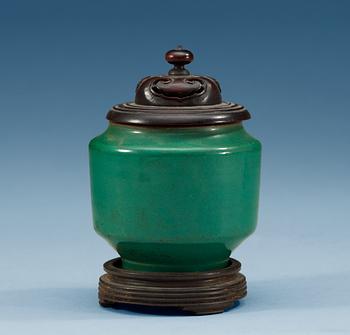 A green glazed miniature pot, Qing dynasty.