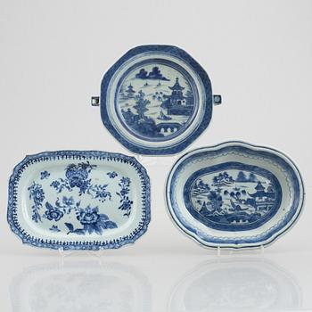 Värmefat, skålfat samt serveringsfat, porslin, Kina, Qingdynastin, 1700-1800-tal.