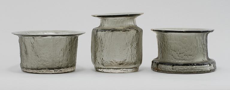 VAS samt SKÅLAR, 2 st, glas, Timo Sarpaneva, signerade, Iittala, 1900-talets andra hälft.