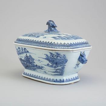 A blue and white tureen, Qing dynasty, Qianlong (1736-95).