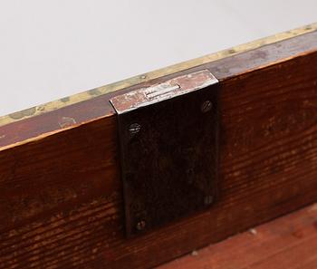 BYRÅ, sengustaviansk, omkring år 1800.