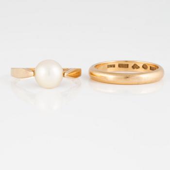 RINGAR 2 st, 18K guld med odlad pärla, kattfotstämplade. Vikt 5,5 gram.
