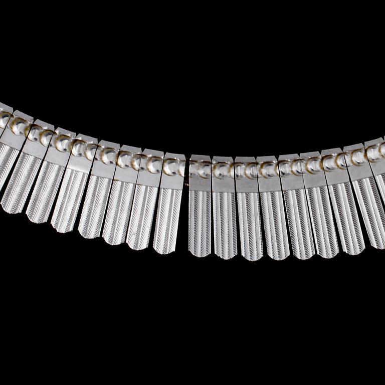 COLLIER, 18k vitguld, importstämplat, 1900-talets tredje kvartal. Vikt 46 g.