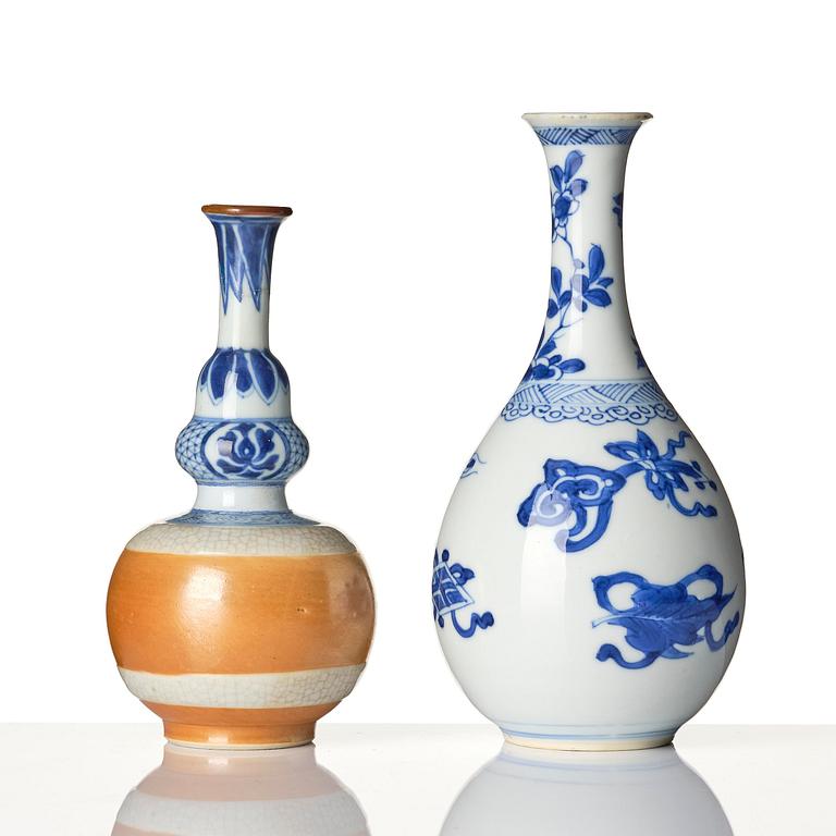 Two blue and white vases, Qing dynasty, Kangxi (1662-1722).
