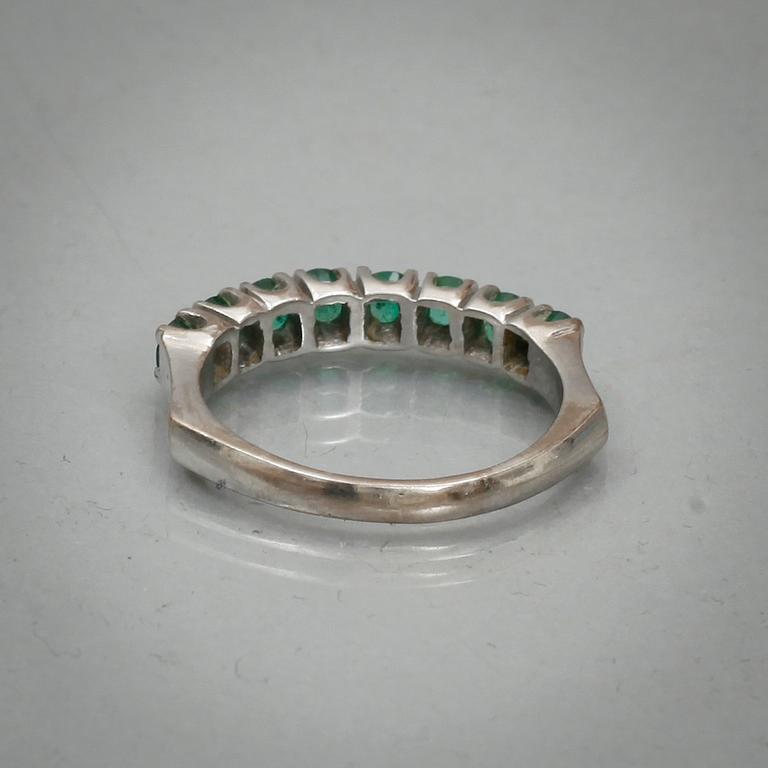 RING, 18k vitguld med 8 små smaragder. Vikt 3,4 g.