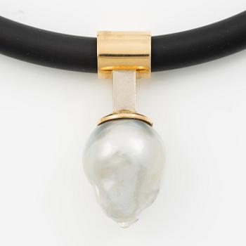 Necklace 18K gold with a cultured freshwater pearl and rubber, Rolf Karlsson Stockholm 2007.