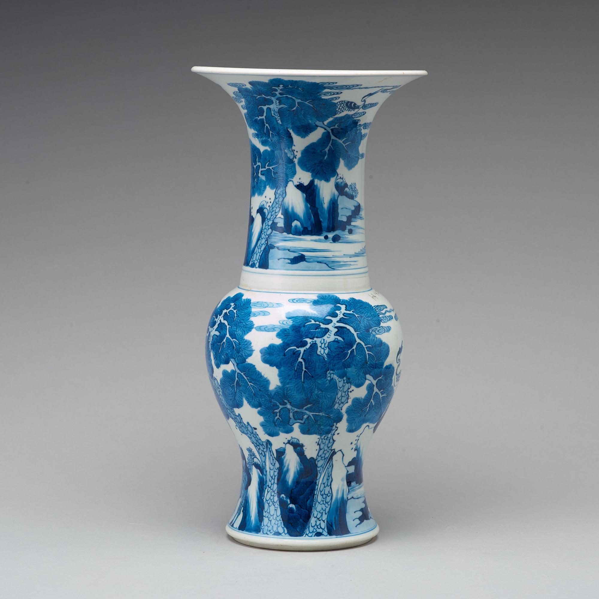 A blue and white vase, Qing dynasty, Kangxi (1662-1722).