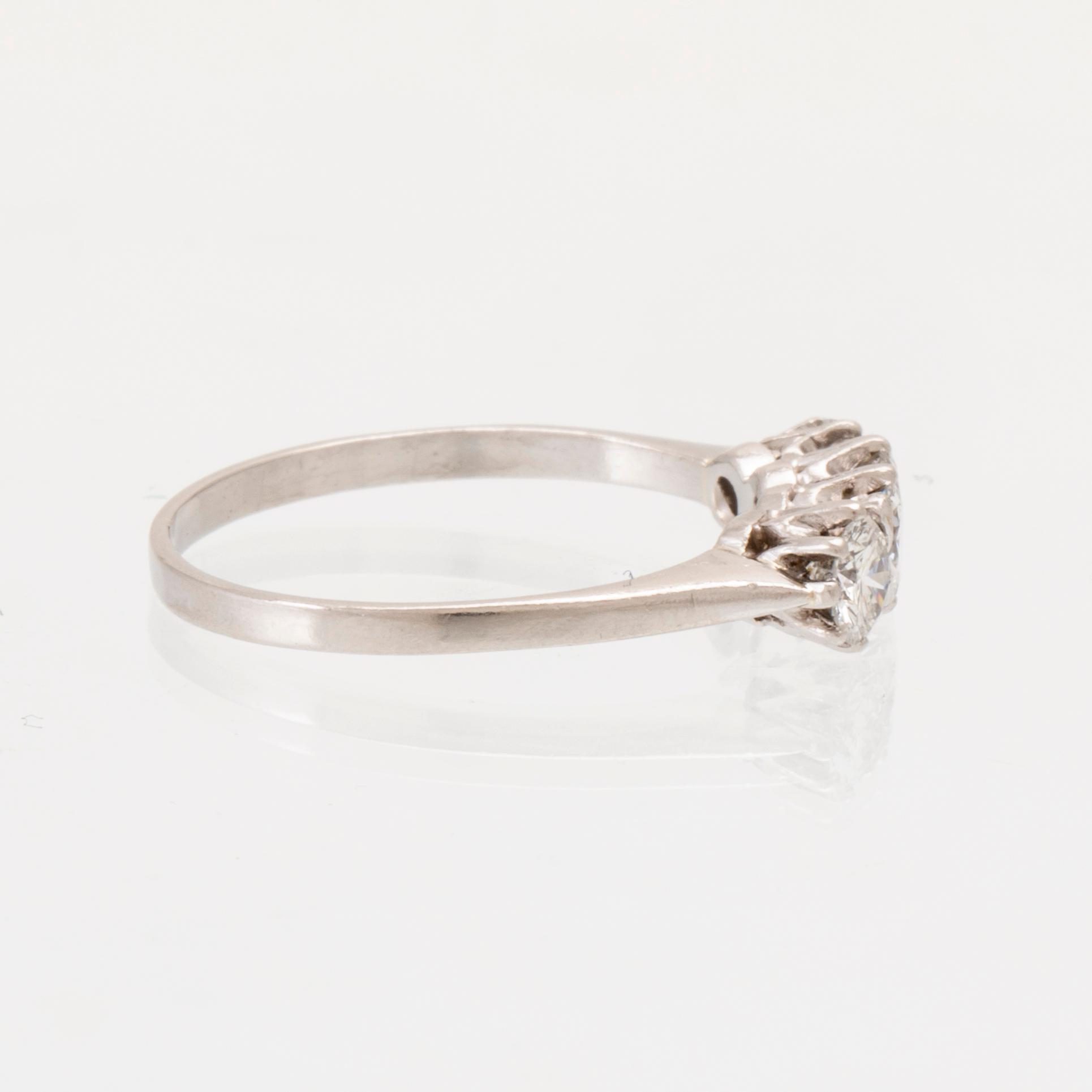 Ring platina med runda briljantslipade diamanter, Göteborg 1962.